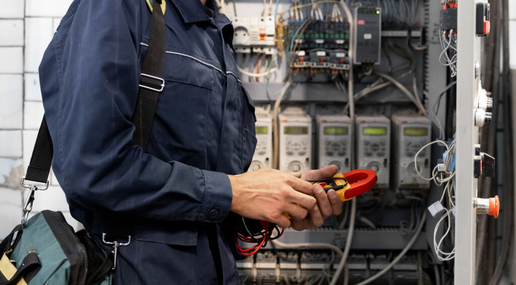 Electrician,Engineer,Checks,Electrical,Circuit,In,Control,Panel,For,High